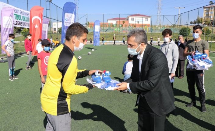 Edremit Belediyesi’nden öğrencilere spor malzemesi