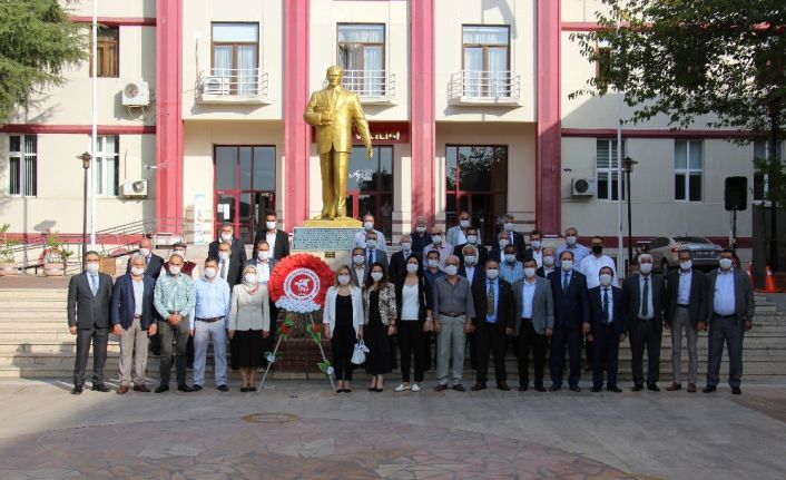 Efeler’de muhtarlar günü düzenlenen tören ile kutlandı