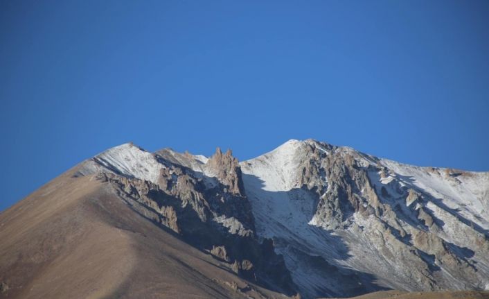 Erciyes Dağı beyaz örtüsünü giyindi