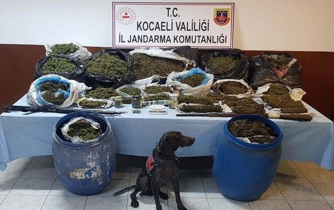 Evlerinde 61 kilo uyuşturucu ile yakalan 2 şahıs gözaltına alındı