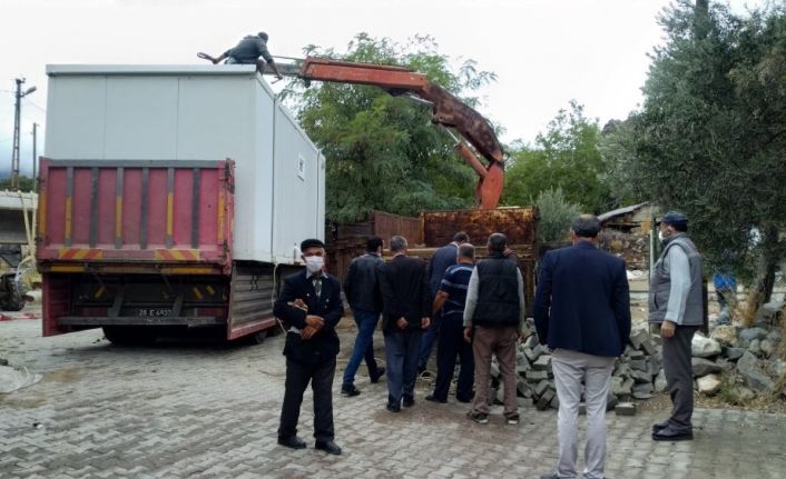 Evlerinde yıkılma tehlikesi olan ailelere konteyner yardımı