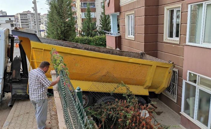 Freni boşalan hafriyat kamyonu apartmana girdi