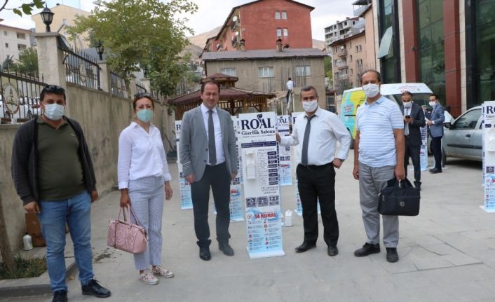 Güzellik salonundan Hakkari’deki 50 okula dezenfektan standı