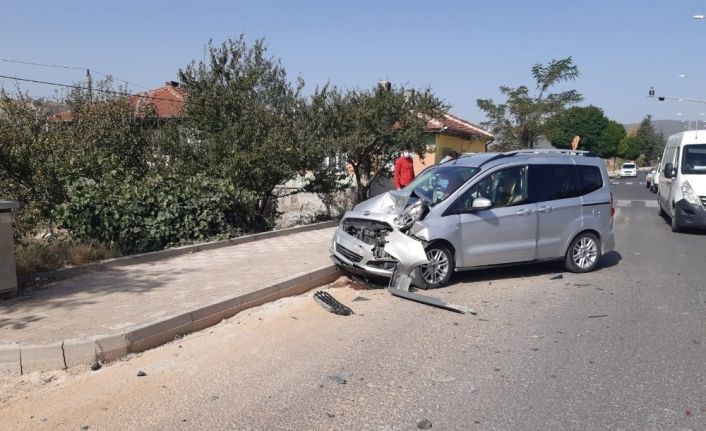 Hafif ticari araç ile otomobil çarpıştı, 4 kişi yaralandı