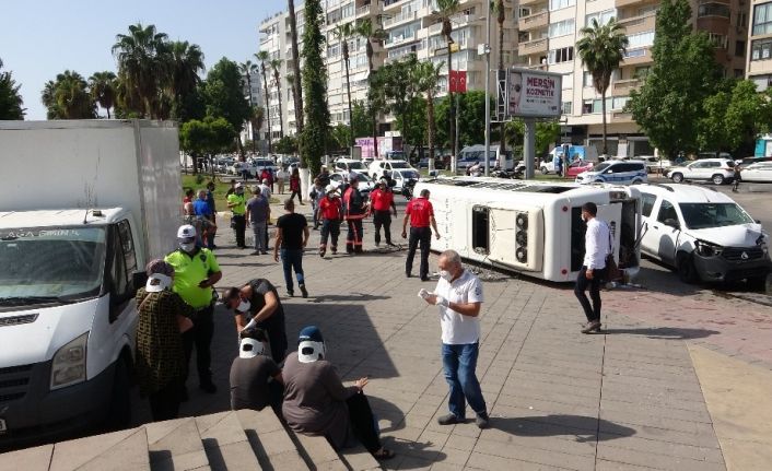 Hafif ticari aracın çarptığı yolcu minibüsü devrildi: 3 yaralı