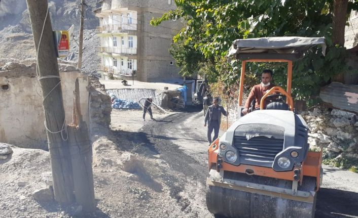 Hakkari’de asfalt yama çalışmaları sürüyor