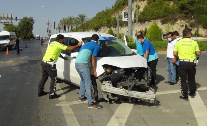 Hasta taşıyan ambulans Telekom araçıyla çarpıştı: 2 yaralı