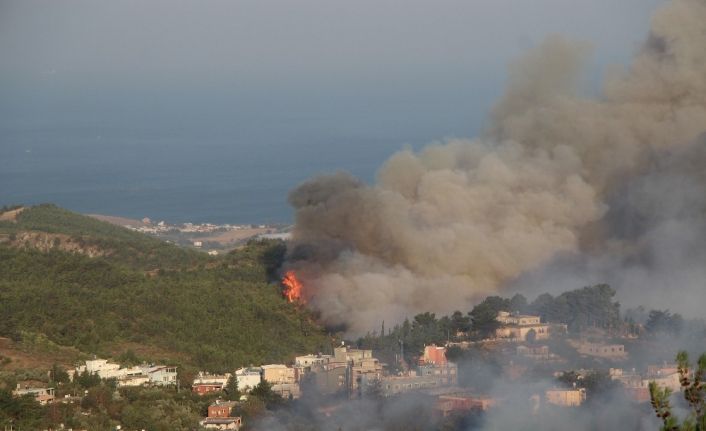 Hatay’da orman yangınlarına havadan ve karadan müdahale sürüyor