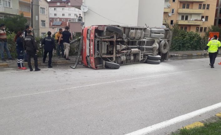 İnşaat malzemeleri yüklü kamyon devrildi: 2 yaralı