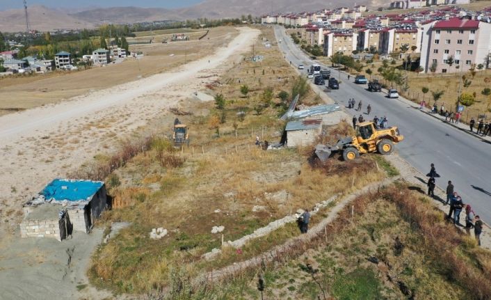 İpekyolu’nda kaçak yapılar yıktırılıyor