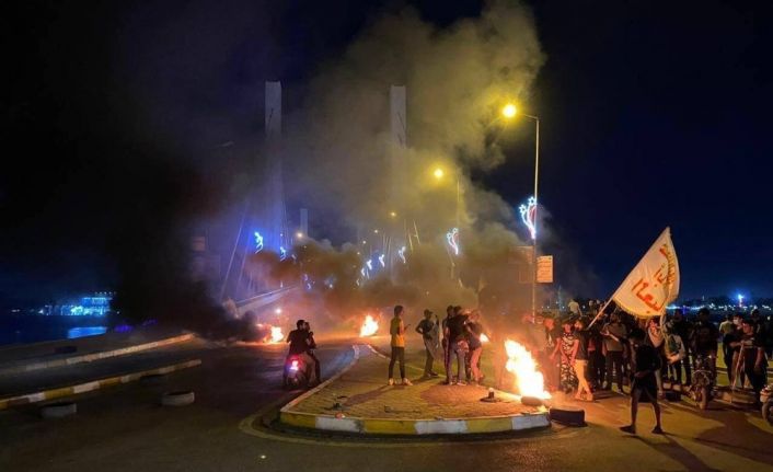 Irak’ta protestocular siyasi parti binalarını ateşe verdi