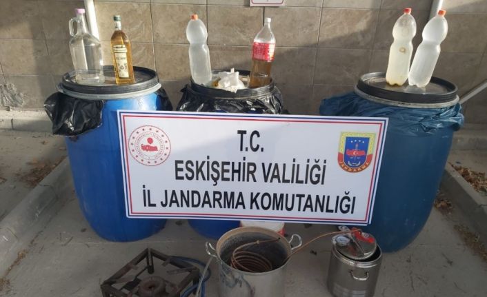 Jandarma kaçak alkol üreten şüpheliye yakaladı