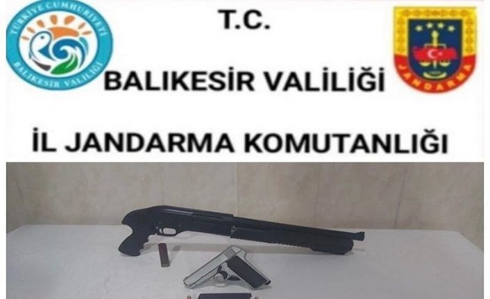 Jandarma Kepsut’ta 2 silah yakaladı