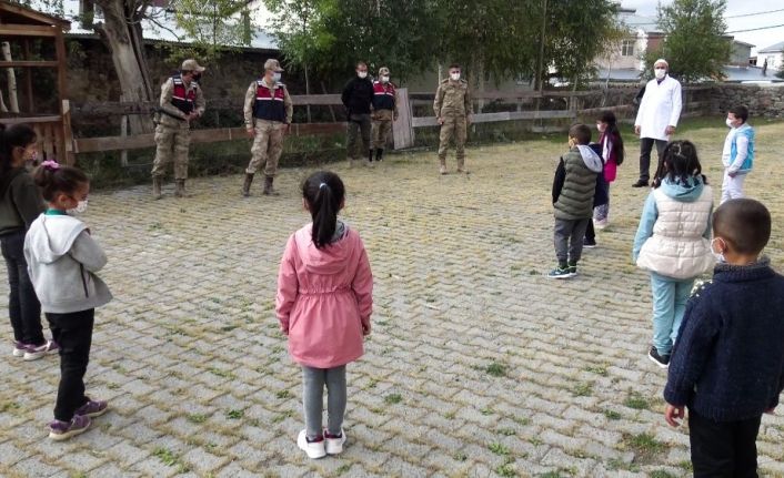 Jandarma öğrencilere maske ve boyama kitabı dağıttı