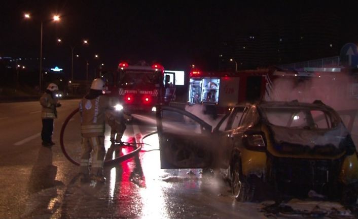 Kadıköy’de ticari taksi alev alev yandı