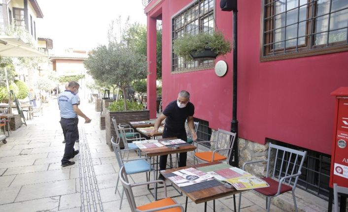 Kaleiçi’nde işyeri dışına taşan masa ve sandalyeler kaldırıldı