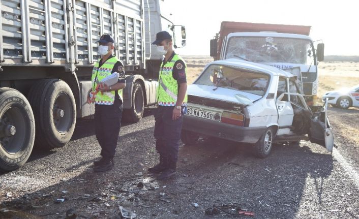 Kamyonet ile otomobil kafa kafaya çarpıştı: 2 ölü, 2 yaralı