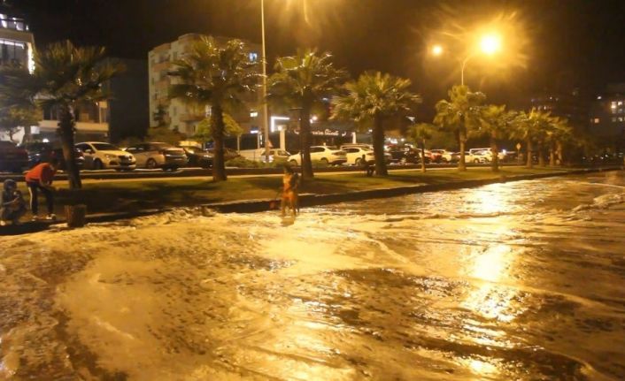 Karadeniz’de dev dalgalar oluştu, deniz yola taştı