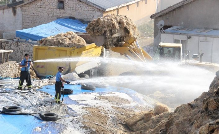 Karaman’da tutuşan kuru otlar saman balyalarına sıçradı