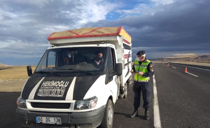 Kars’ta jandarma trafik uygulamaları devam ediyor