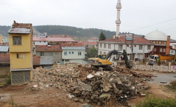 Kastamonu’da tehlike arz eden 9 adet metruk bina yıkılıyor