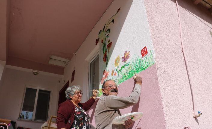 Kerpiç duvarlar yaşlı çifte tuval oldu