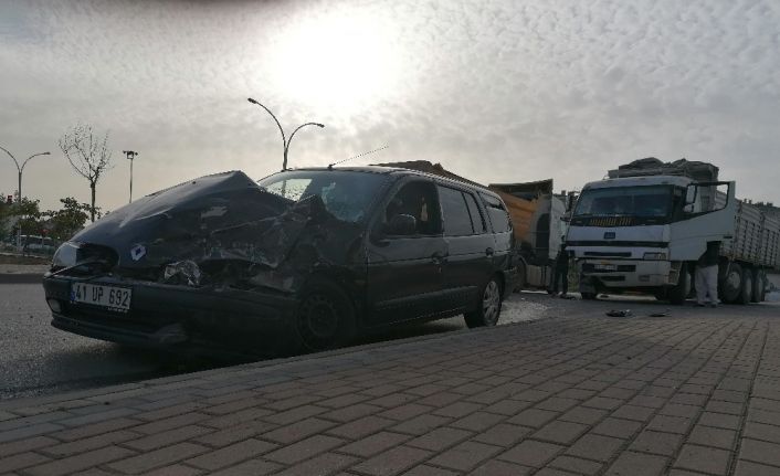 Kocaeli’de otomobil ile kamyon kafa kafaya çarpıştı: 1 yaralı