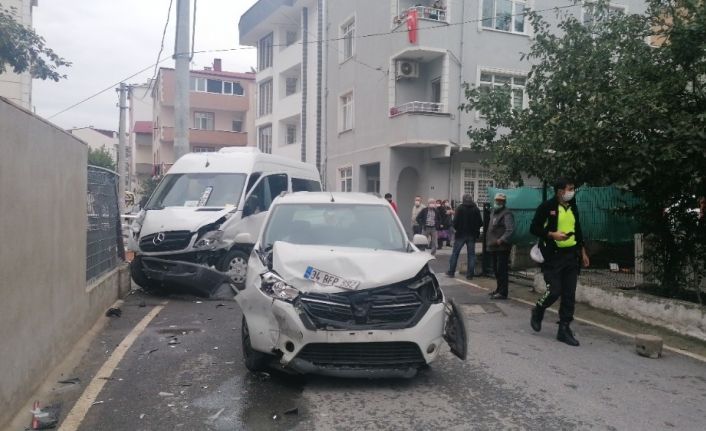 Kocaeli’de otomobil ile servis minibüsü çarpıştı: 5 yaralı