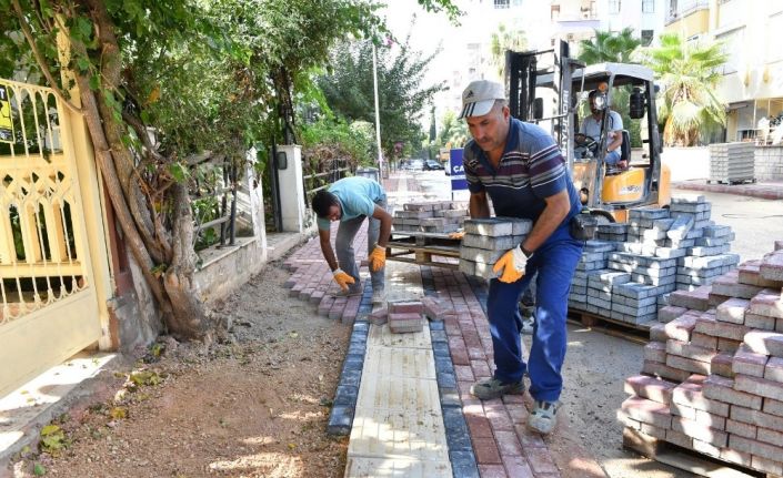 Konyaaltı’nda kaldırımlar yenileniyor