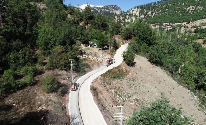 Konyaaltı’ndan yayla yollarına asfalt çalışması