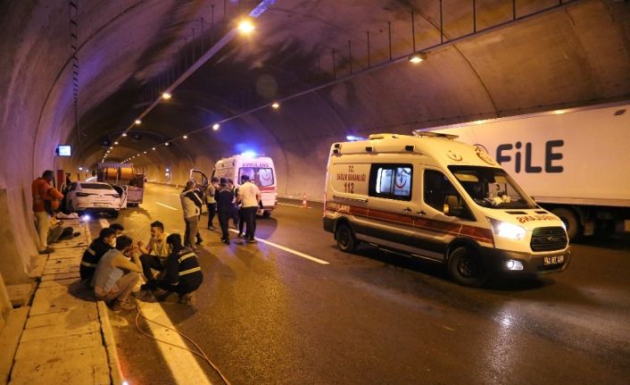 Kuzey Marmara Otoyolu’nda otomobil kablo yüklü kamyonete çarptı: 5 yaralı