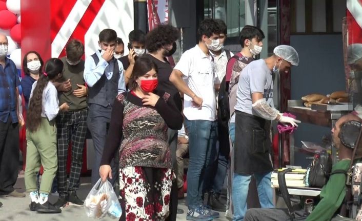 Maltepe’de bedava döner alabilmek için uzun kuyruk oluşturdular