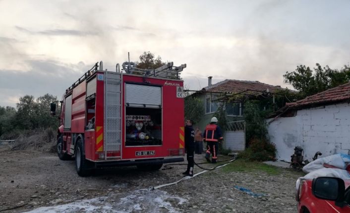 Manisa’da çiftlikte yangın çıktı 800 saman balyası kül oldu