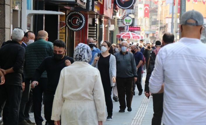 Maske takan gençten maske takmayan gençlere tepki