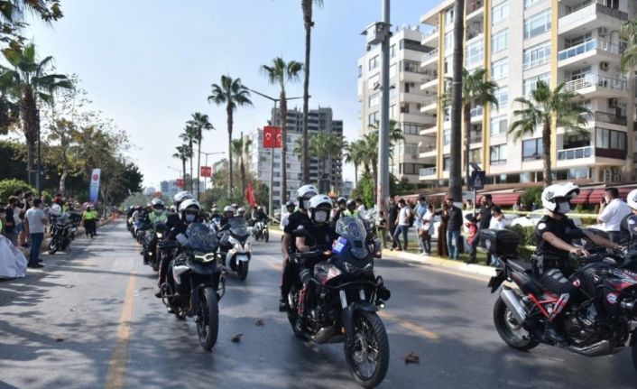 Mersin’de polis motosiklet tutkunlarıyla şehir turu attı