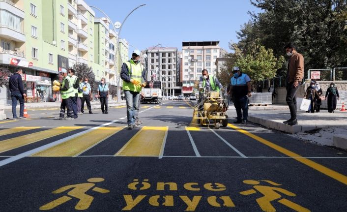 Milli Egemenlik Caddesin’in yol çizgileri de tamamlandı