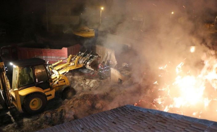 Muhtarın aracını kundaklayan hırsızlar azanın samanlarını da ateşe verdi