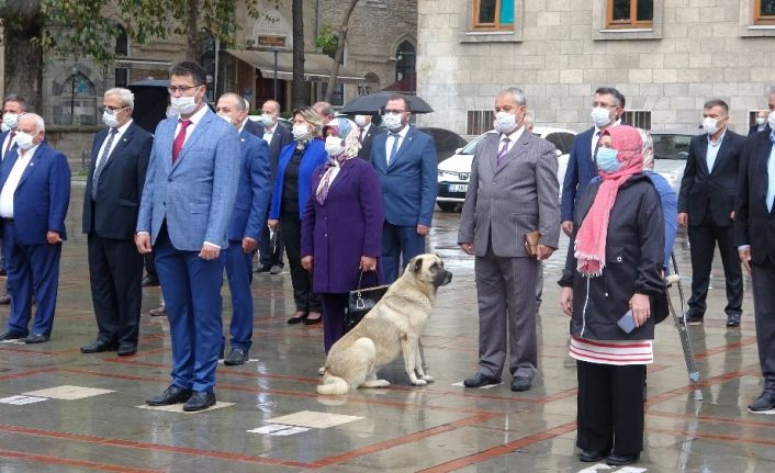 Muhtarların saygı duruşuna eşlik eden sokak köpeği gülümsetti