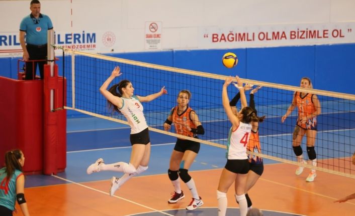 Nevşehir Belediyespor Kadın Voleybol takımı galibiyetle başladı