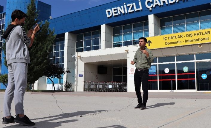 Öğrencilerin iyi anlaması için konuları yerinde anlatıyor