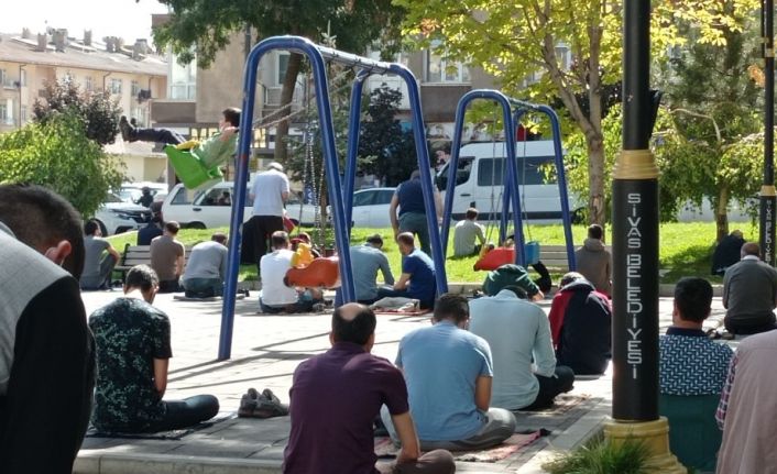 Oyun parkında başlayan namaz salıncakta bitti