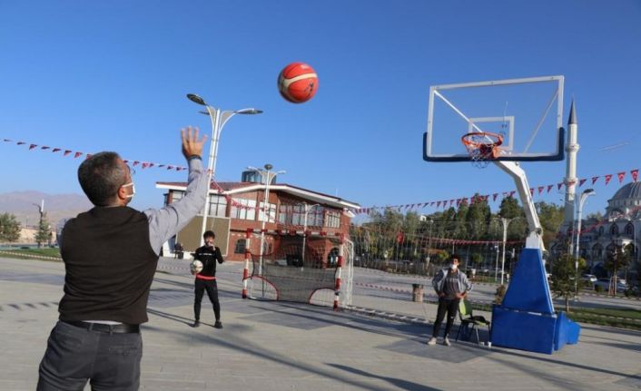 (Özel) Van Gölü sahilinde penaltı ve basketbol yarışması