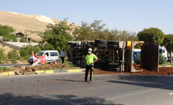 Park halinde olan ve freni boşalan kamyonet kamyona çarptı:1 yaralı