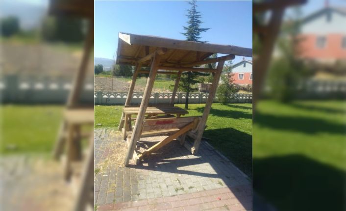 Park ve mesirelik alanlardaki çardak ve bankları parçaladılar