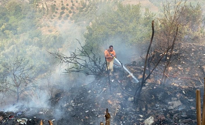 Samandağ’da örtü yangını korkuttu