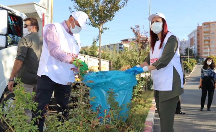 Siirt Valisi Hacıbektaşoğlu, eşiyle birlikte eldivenlerini takıp sokakları temizledi