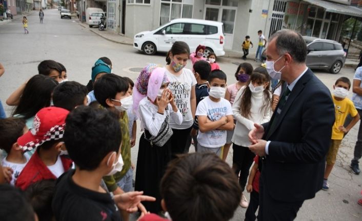 Taban’dan sokakları temizleyen çocuklara sürpriz ziyaret