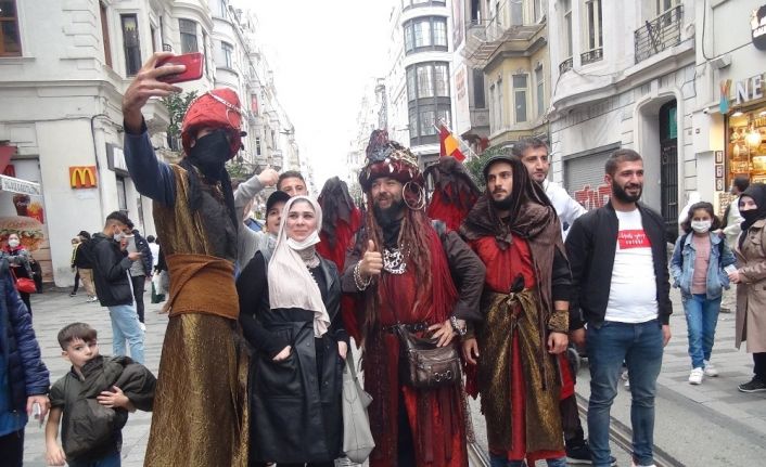 Taksim’de ilginç kostümleriyle ilgi odağı oldular