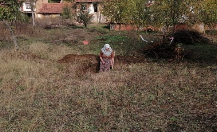 Tarlasını için su çukuru açarken misket bombası buldu