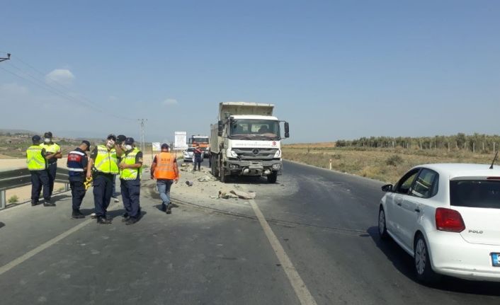 Tarsus’ta kamyon ile otomobil çarpıştı: 1 ölü, 1 yaralı